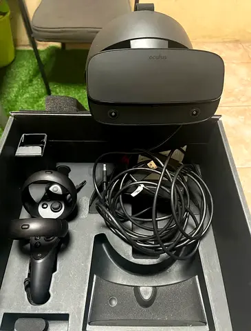 Oculus VR Headset with Controllers and Cables
