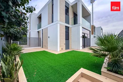 4br+M | Corner | Greenbelt | Lush Landscaping