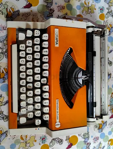Vintage Olympia Traveller de Luxe Portable Typewriter — Orange