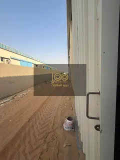 Suitable for storage and light commercial and industrial activities; a practical warehouse with ampl