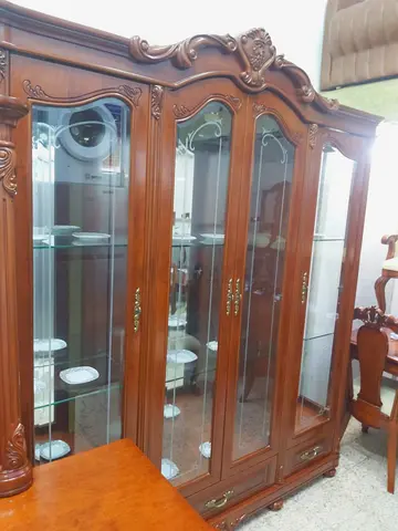 I am selling dining table Italian complete set