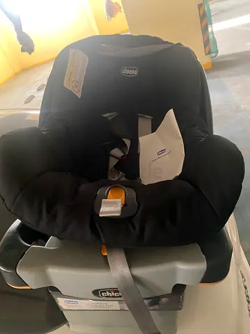 Chicco Infant Car Seat with Base - Good Condition
