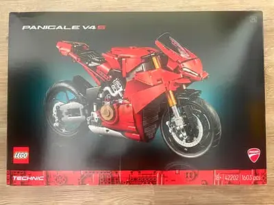 BARGAIN BRAND NEW LEGO 42202 TECHNIC DUCATI PANIGALE V4 S