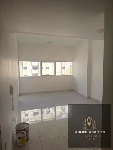 ارقي واجمل غرفه وصاله بمساحه جيده  وبلكون جيب مع خزائن حائط وتكيف مركزي النعيميه 1 عجمان