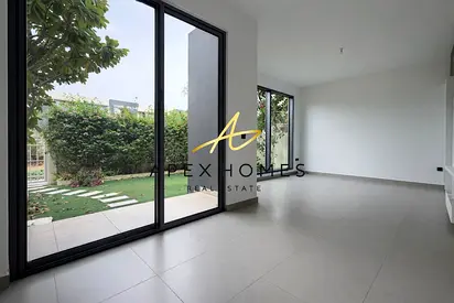 Single Row | End Unit | Close to Amenities