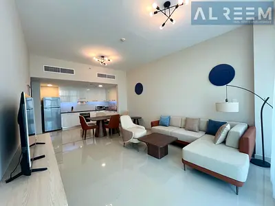 شقة فاخرة مكونة من غرفتي نوم وحمامين ومفروشة بالكامل في موقع مميز