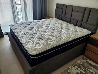 Queen-size mattress in very good condition barley used for 1 year (no bed frame) 200×160