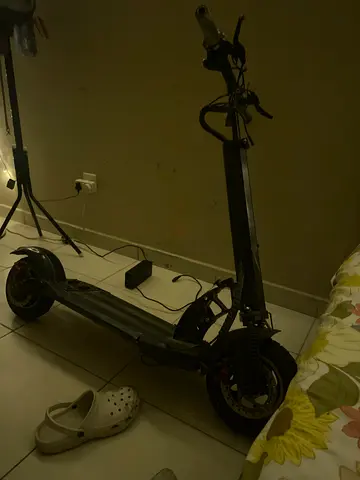 Escooter only problem is the front brod is broken and it  can be fixed for 50. Aed cheep