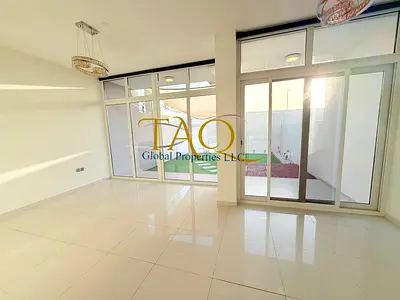 EXPANSIVE 3BR l MIDDLE UNIT l SINGLE ROW l UN-FURNISHED l