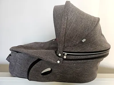 Stokke Xplory Carrycot in Black Melange / Grey bassinet