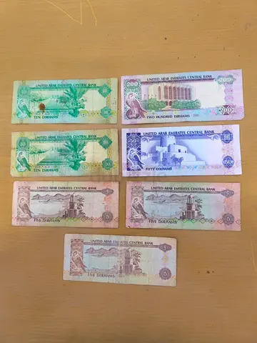 Selling paper currency from the United Arab Emirates,