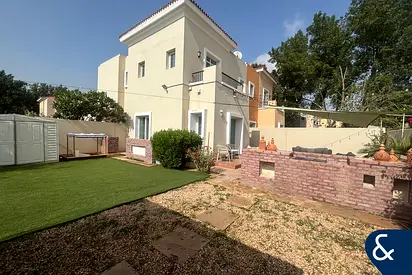 Huge Plot l Single Row l 3 Bed + Maids