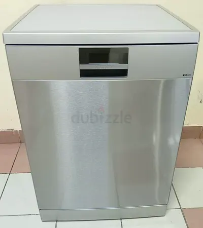 Siemens iQ700 freestanding dishwasher in a stainless steel/silver finish.  Capacity: Typically 13 to