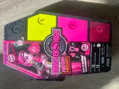 BARGAIN BRAND NEW MONSTER HIGH DRACULAURA NEON FRIGHTS SKULLTIMATE SECRETS DOLLS WITH ACCESSORIES