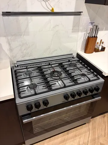 5-Burner Gas Cooker with Built-in Oven — Excellent Condition