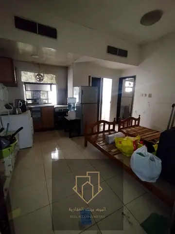 فرصة سكن مميزة لمن يبحث عن الهدوء والموقع الحيوي في آنٍ واحد، حيث يقع الاستوديو في بناية عائلية منظمة على شارع الملك فيصل مباشرة، أحد أهم الشوارع الرئ