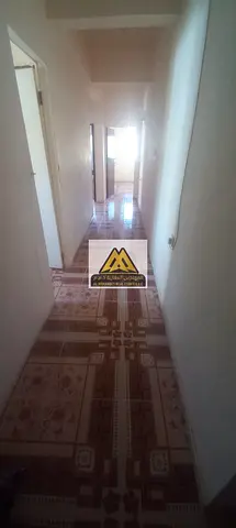 فرصة مميزة لاستئجار شقة غرفتين وصالة في منطقة الرميلة بعجمان، تقع على شارع الكرامة في موقع حيوي ومميز قريب من جميع الخدمات