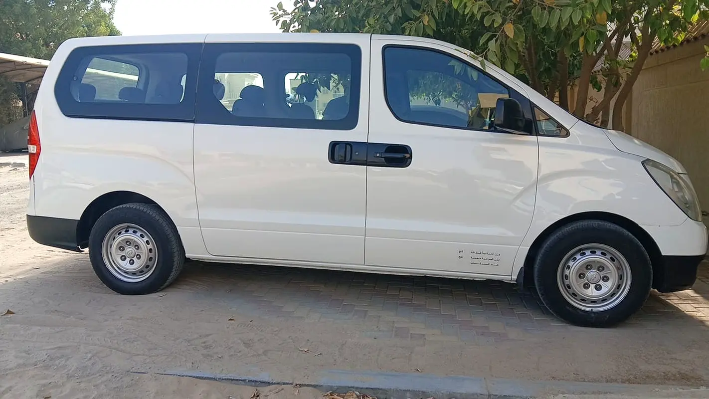 Hyundai H1 2014 — photo 1 of 2