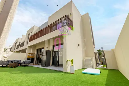 Corner Single Row | Large Plot | Fully Upgraded | Vacant on Transfer