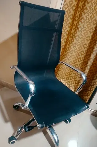 Black Mesh Office Chair with Armrests and Wheels - URGENT SALE