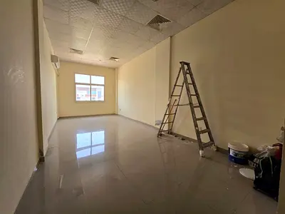 استوديو للإيجار السنوي – الحميدية 1 مساحة كبيرة جداً وتقسيم مريح • طابق أرضي (سهولة دخول وخروج) • تكييف سبليت • تشطيب نظيف وجاهز للسكن