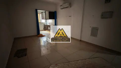 استوديو للإيجار في الروضة 2 عجمان | مساحة كبيرة | مطبخ شبه منفصل | بناية عائلية | موقع حيوي