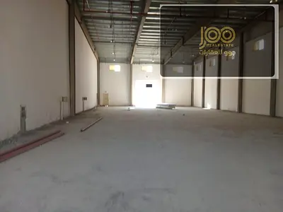 مستودع 7500 قدم بأم القيوين، 70kw، شارع رئيسي، جاهز، 320,000 سنويًا، لجميع النشاطات غير الغذائية.