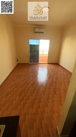 استديو واسع للإيجار السنوي في عجمان الروضه 2 بمطبخ شبه منفصل وبلكون وتكييف مركزي وصيانة مجانية في موقع استراتيجي قريب من شارع الشيخ عمار وكنزي هايبر م