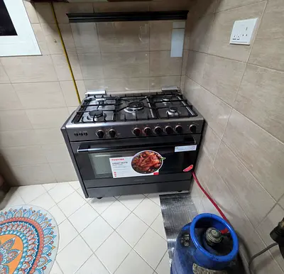 فرن غاز عدد ٦ شعلات مع شواية ومروحة داخلية كهربائية نوع توشيبا ياباني جديد مع جرة غاز