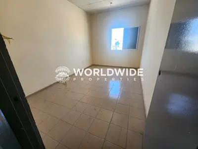 مستودع فاخر بمساحة ١٢٠٠٠ قدم مربع، يشمل طابقًا نصفيًا، مزود بـ ١٢٥ كيلوواط من الكهرباء، بسعر مميز.