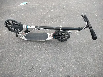 Foldable kick scooter with large wheels — good condition