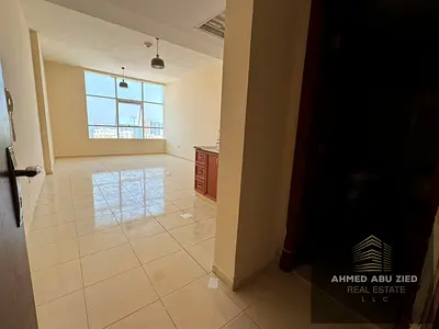 استوديو فاخر للإيجار السنوي في برج الأورينت – ليوارة 1، عجمان | مطبخ شبه منفصل – إطلالة بحرية – 26 ألف درهم