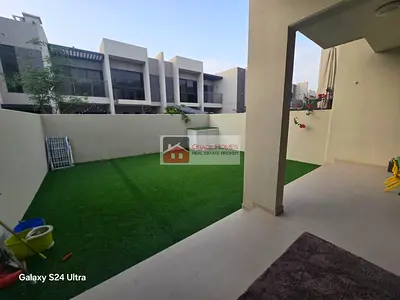 شقة مفروشة بالكامل للإيجار في داماك هيلز 2، مجمع زينيا، 3 غرف نوم + غرفة خادمة، بسعر 105000 روبية هندية، شيك واحد.