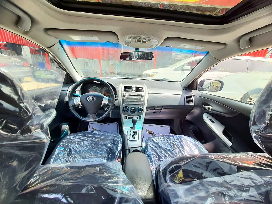 Toyota Corolla 2010 — photo 1 of 10