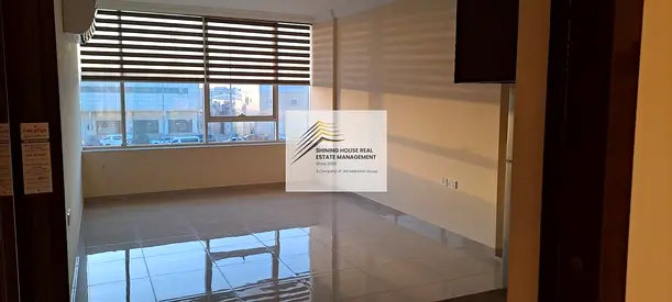 للايجار سكن مهندسين او عمال نظام استديو مفروش مطبخ وحمام شامل الماء والكهرباء يوجد توثيق