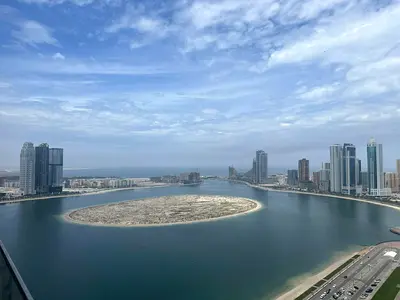 إطلالة على البحر، والتكييف مشمول على حساب المالك، مع موقف سيارات مجاني، وصالة ألعاب رياضية، ومسبح. شقة مكونة من 3 غرف نوم وصالة مع غرفة خادمة في الخان