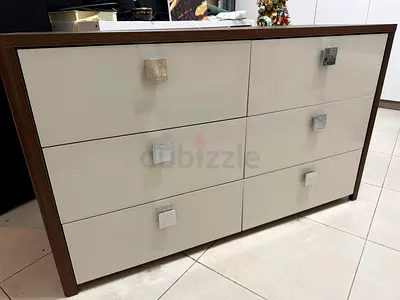 Dresser with 6 drawers. Almost new.