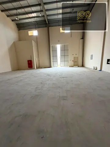 مستودع 3,300 قدم بأم الثعوب، كهرباء 40kw، مع حمام، شارع رئيسي، 120,000 سنويًا، متوفر 4 وحدات.