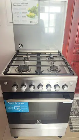 GAS COOKER 4 BURNERS STANLEYS STEEL EXCELLENT WORKING CONDITION LIKE NEW FEW  USED ELCTROLUX BBRANR