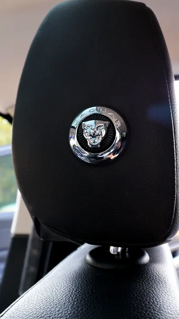 Jaguar XF 2018 — photo 1 of 11