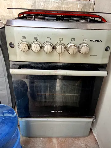 Cooking range 4 burner with adnoc regulator attached