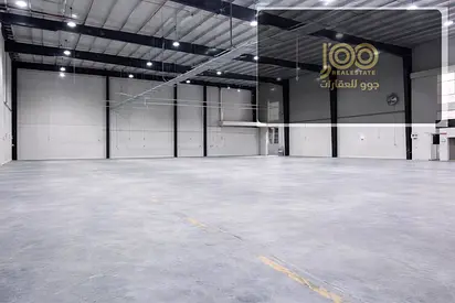 مستودع 36,000 قدم بأم القيوين مع ارتداد خلفي 10,000، كهرباء 550kw، جاهز، 1.2 مليون سنويًا.