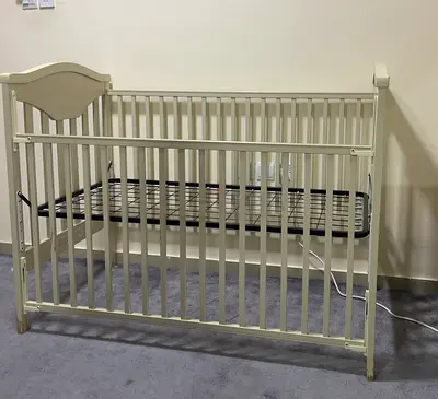 White Wooden juniors Baby Crib with Mattress — Good Condition