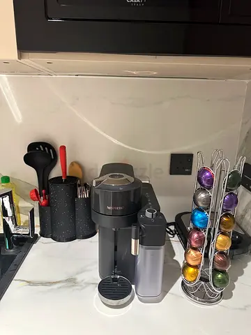 DeLonghi Nespresso Vertuo Lattissima ENV300.B, Automatic Coffee Machine with Automatic Milk Frother