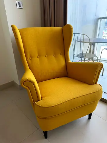 Lounge IKEA yellow chair