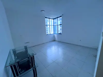 للايجار السنوي ابراج الفالكون الراشديه 2 _غرفه وصاله_ 2 حمام_ غرفه ماستر_ بلكونه _باركن _اطلاله ممتازه_ تكييف مركزي  موقع مميز