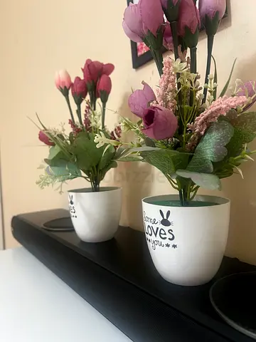 Set of 2 white ceramic pots with artificial pink flowers