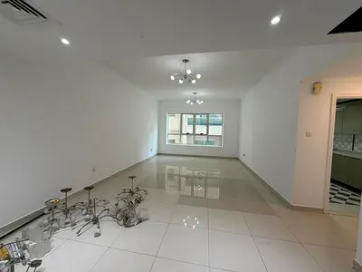 جيم ومسبح و خزائن بالحائط موقع مميز وحيوي قريب من كل الخدمات مثل المقاهي والمتاجر والمولات والصيدليات وقريب من مخرج دبي