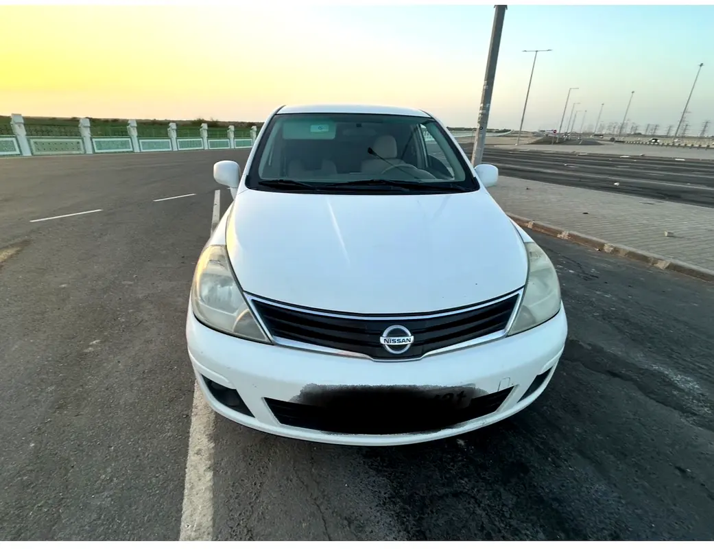 Nissan Tiida 2012 — photo 1 of 7