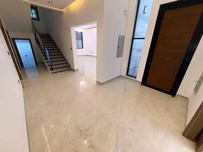 Brand new villa, first occupancy, in Al Zahia, close to all public and commercial services, easy access to Dubai, and a detached villa.